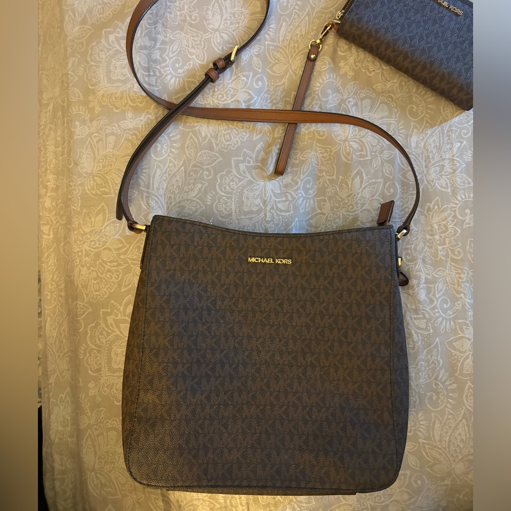 Michael Kors Jet Set Travel Messenger Bag